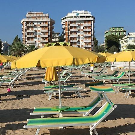 Appartamento Fronte Mare Ріміні Екстер'єр фото
