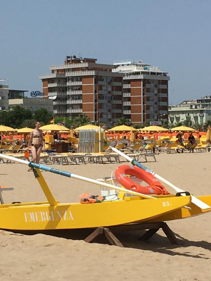 Appartamento Fronte Mare Ріміні Екстер'єр фото