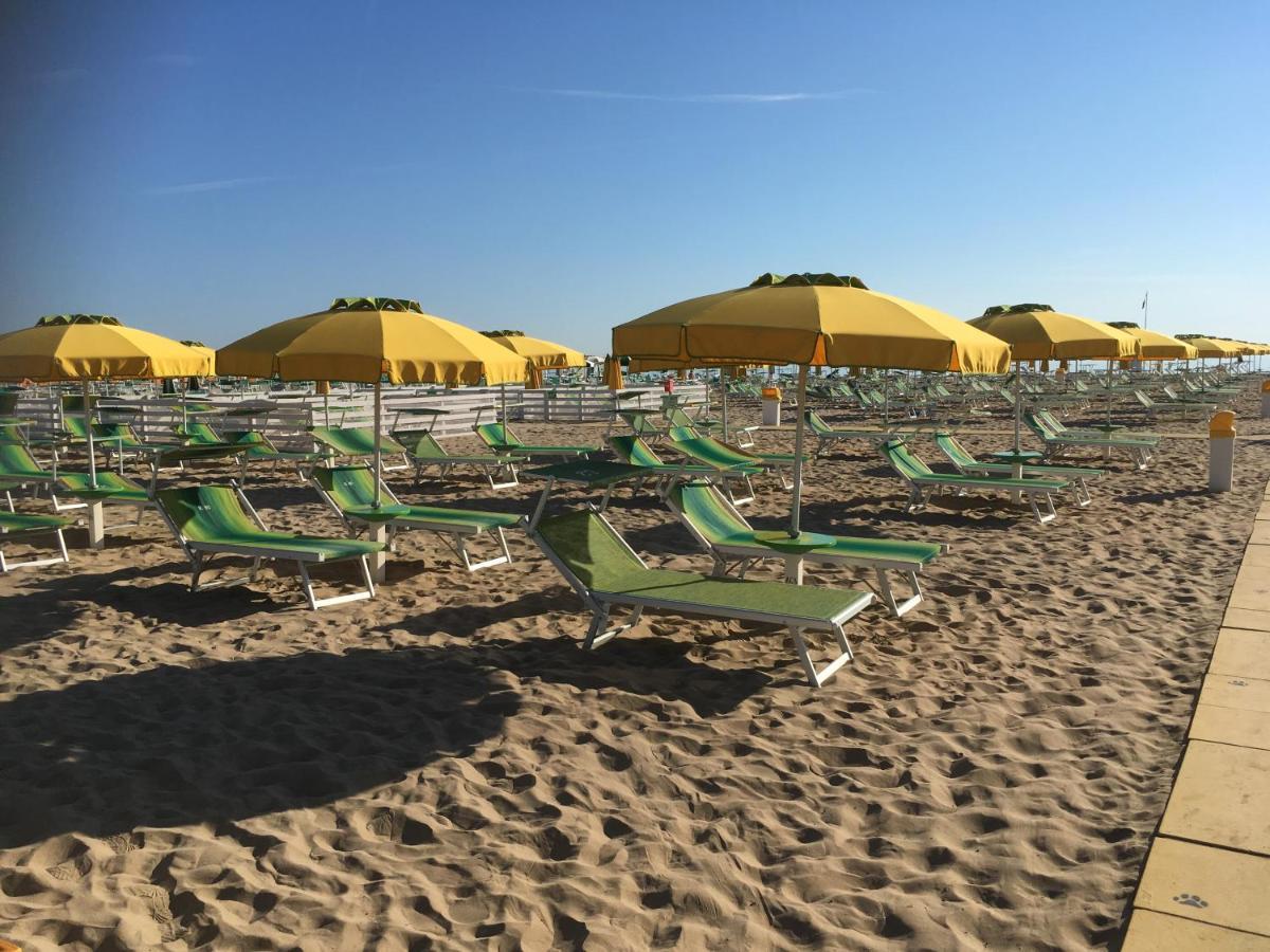 Appartamento Fronte Mare Ріміні Екстер'єр фото