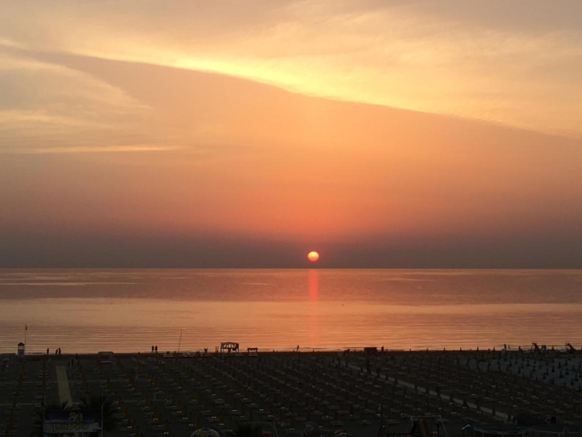 Appartamento Fronte Mare Ріміні Екстер'єр фото